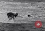 Standbild Surf-boarding baskische Küste Frankreich, 1963, aus Sekunde 35 historischem Filmmaterial Videoclip 65675039206