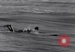 Standbild Surf-boarding baskische Küste Frankreich, 1963, aus Sekunde 37 historischem Filmmaterial Videoclip 65675039206