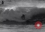 Standbild Surf-boarding baskische Küste Frankreich, 1963, aus Sekunde 38 historischem Filmmaterial Videoclip 65675039206