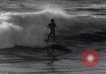 Standbild Surf-boarding baskische Küste Frankreich, 1963, aus Sekunde 40 historischem Filmmaterial Videoclip 65675039206