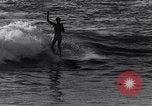 Standbild Surf-boarding baskische Küste Frankreich, 1963, aus Sekunde 42 historischem Filmmaterial Videoclip 65675039206