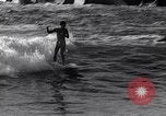 Standbild Surf-boarding baskische Küste Frankreich, 1963, aus Sekunde 43 historischem Filmmaterial Videoclip 65675039206