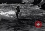 Standbild Surf-boarding baskische Küste Frankreich, 1963, aus Sekunde 44 historischem Filmmaterial Videoclip 65675039206
