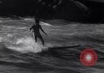 Standbild Surf-boarding baskische Küste Frankreich, 1963, aus Sekunde 45 historischem Filmmaterial Videoclip 65675039206