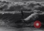Standbild Surf-boarding baskische Küste Frankreich, 1963, aus Sekunde 52 historischem Filmmaterial Videoclip 65675039206