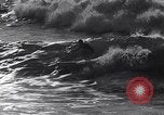 Standbild Surf-boarding baskische Küste Frankreich, 1963, aus Sekunde 53 historischem Filmmaterial Videoclip 65675039206