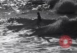 Standbild Surf-boarding baskische Küste Frankreich, 1963, aus Sekunde 54 historischem Filmmaterial Videoclip 65675039206