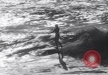 Standbild Surf-boarding baskische Küste Frankreich, 1963, aus Sekunde 55 historischem Filmmaterial Videoclip 65675039206