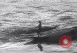 Standbild Surf-boarding baskische Küste Frankreich, 1963, aus Sekunde 56 historischem Filmmaterial Videoclip 65675039206