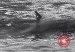 Standbild Surf-boarding baskische Küste Frankreich, 1963, aus Sekunde 57 historischem Filmmaterial Videoclip 65675039206