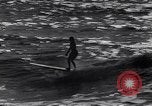 Standbild Surf-boarding baskische Küste Frankreich, 1963, aus Sekunde 58 historischem Filmmaterial Videoclip 65675039206