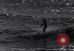 Standbild Surf-boarding baskische Küste Frankreich, 1963, aus Sekunde 59 historischem Filmmaterial Videoclip 65675039206