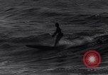 Standbild Surf-boarding baskische Küste Frankreich, 1963, aus Sekunde 61 historischem Filmmaterial Videoclip 65675039206