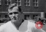Standbild John Pennel pole Gewölbe nach Einstellung aufzeichnen Coral Gables Florida USA, 1963, aus Sekunde 4 historischem Filmmaterial Videoclip 65675039211