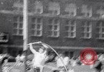Standbild John Pennel pole Gewölbe nach Einstellung aufzeichnen Coral Gables Florida USA, 1963, aus Sekunde 10 historischem Filmmaterial Videoclip 65675039211