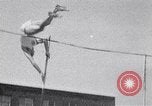 Standbild John Pennel pole Gewölbe nach Einstellung aufzeichnen Coral Gables Florida USA, 1963, aus Sekunde 11 historischem Filmmaterial Videoclip 65675039211