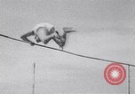 Standbild John Pennel pole Gewölbe nach Einstellung aufzeichnen Coral Gables Florida USA, 1963, aus Sekunde 28 historischem Filmmaterial Videoclip 65675039211