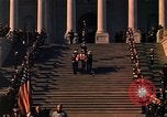 Standbild Sarg Lager Körper von John Kennedy Washington DC USA, 1963, aus Sekunde 24 historischem Filmmaterial Videoclip 65675039227