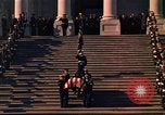 Standbild Sarg Lager Körper von John Kennedy Washington DC USA, 1963, aus Sekunde 29 historischem Filmmaterial Videoclip 65675039227