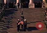 Standbild Sarg Lager Körper von John Kennedy Washington DC USA, 1963, aus Sekunde 35 historischem Filmmaterial Videoclip 65675039227