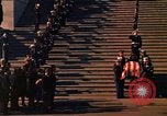 Standbild Sarg Lager Körper von John Kennedy Washington DC USA, 1963, aus Sekunde 42 historischem Filmmaterial Videoclip 65675039227