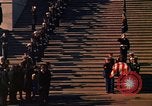 Standbild Sarg Lager Körper von John Kennedy Washington DC USA, 1963, aus Sekunde 44 historischem Filmmaterial Videoclip 65675039227