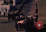 Standbild Sarg Lager Körper von John Kennedy Washington DC USA, 1963, aus Sekunde 46 historischem Filmmaterial Videoclip 65675039227