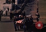 Standbild Sarg Lager Körper von John Kennedy Washington DC USA, 1963, aus Sekunde 47 historischem Filmmaterial Videoclip 65675039227
