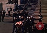 Standbild Sarg Lager Körper von John Kennedy Washington DC USA, 1963, aus Sekunde 48 historischem Filmmaterial Videoclip 65675039227