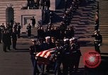 Standbild Sarg Lager Körper von John Kennedy Washington DC USA, 1963, aus Sekunde 49 historischem Filmmaterial Videoclip 65675039227