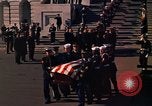 Standbild Sarg Lager Körper von John Kennedy Washington DC USA, 1963, aus Sekunde 50 historischem Filmmaterial Videoclip 65675039227
