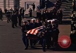 Standbild Sarg Lager Körper von John Kennedy Washington DC USA, 1963, aus Sekunde 51 historischem Filmmaterial Videoclip 65675039227