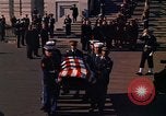 Standbild Sarg Lager Körper von John Kennedy Washington DC USA, 1963, aus Sekunde 53 historischem Filmmaterial Videoclip 65675039227