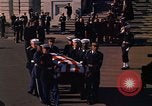 Standbild Sarg Lager Körper von John Kennedy Washington DC USA, 1963, aus Sekunde 54 historischem Filmmaterial Videoclip 65675039227
