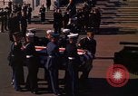 Standbild Sarg Lager Körper von John Kennedy Washington DC USA, 1963, aus Sekunde 57 historischem Filmmaterial Videoclip 65675039227