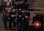 Standbild Sarg Lager Körper von John Kennedy Washington DC USA, 1963, aus Sekunde 59 historischem Filmmaterial Videoclip 65675039227