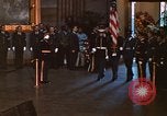 Immagine di Bandiera-drappeggiato scrigno di John Kennedy Washington DC USA, 1963, secondo 3 filmato di repertorio 65675039258