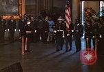 Immagine di Bandiera-drappeggiato scrigno di John Kennedy Washington DC USA, 1963, secondo 4 filmato di repertorio 65675039258