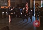 Immagine di Bandiera-drappeggiato scrigno di John Kennedy Washington DC USA, 1963, secondo 5 filmato di repertorio 65675039258
