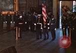 Immagine di Bandiera-drappeggiato scrigno di John Kennedy Washington DC USA, 1963, secondo 6 filmato di repertorio 65675039258