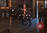 Immagine di Bandiera-drappeggiato scrigno di John Kennedy Washington DC USA, 1963, secondo 7 filmato di repertorio 65675039258