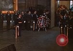 Immagine di Bandiera-drappeggiato scrigno di John Kennedy Washington DC USA, 1963, secondo 17 filmato di repertorio 65675039258