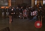 Immagine di Bandiera-drappeggiato scrigno di John Kennedy Washington DC USA, 1963, secondo 35 filmato di repertorio 65675039258