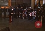 Immagine di Bandiera-drappeggiato scrigno di John Kennedy Washington DC USA, 1963, secondo 36 filmato di repertorio 65675039258
