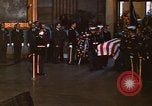 Immagine di Bandiera-drappeggiato scrigno di John Kennedy Washington DC USA, 1963, secondo 37 filmato di repertorio 65675039258