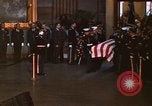 Immagine di Bandiera-drappeggiato scrigno di John Kennedy Washington DC USA, 1963, secondo 38 filmato di repertorio 65675039258