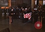 Immagine di Bandiera-drappeggiato scrigno di John Kennedy Washington DC USA, 1963, secondo 40 filmato di repertorio 65675039258