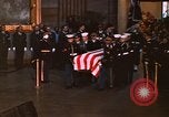 Immagine di Bandiera-drappeggiato scrigno di John Kennedy Washington DC USA, 1963, secondo 42 filmato di repertorio 65675039258