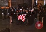 Immagine di Bandiera-drappeggiato scrigno di John Kennedy Washington DC USA, 1963, secondo 43 filmato di repertorio 65675039258