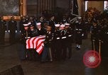 Immagine di Bandiera-drappeggiato scrigno di John Kennedy Washington DC USA, 1963, secondo 45 filmato di repertorio 65675039258